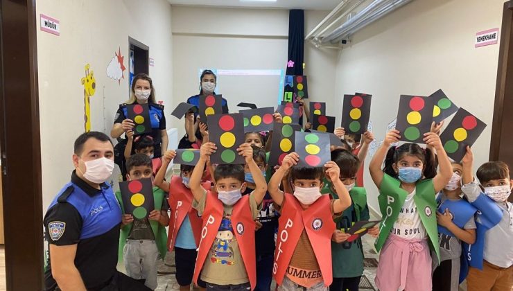 Cizre’de polis, minik öğrencilere kendini tanıttı