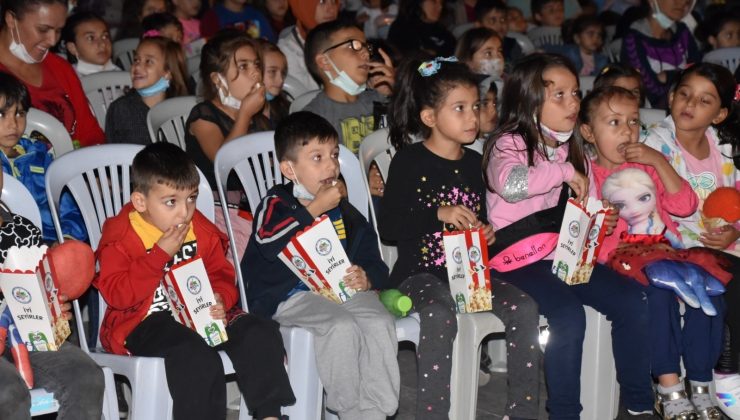 Çocuklar açık havada sinema keyfi yaşadı