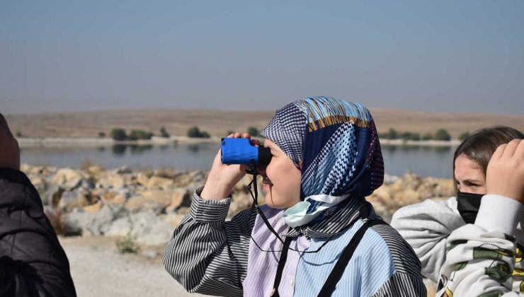 Çocuklar göç yolundaki kuşları gözledi