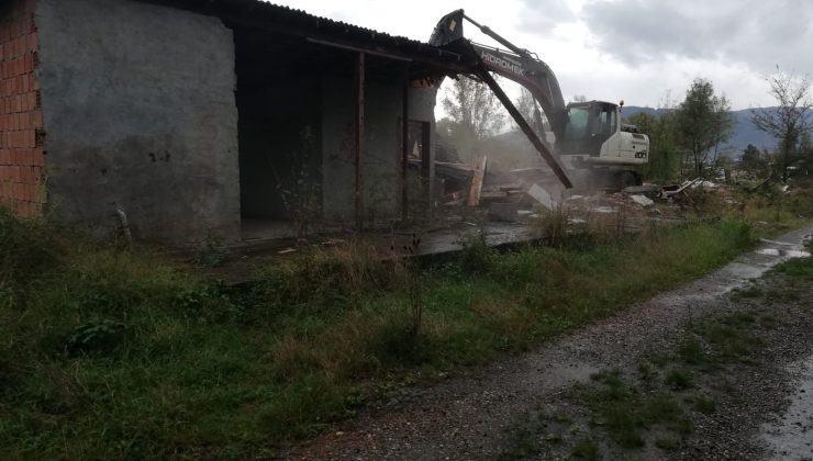 Cumayeri Belediyesi metruk binaları yıkmaya başladı