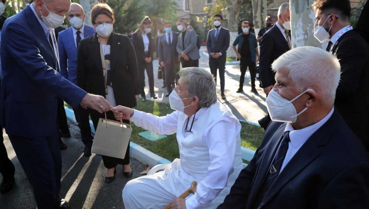 Cumhurbaşkanı Erdoğan, Darülaceze sakinlerine radyo hediye etti