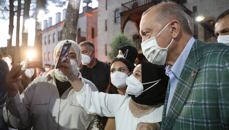 Cumhurbaşkanı Erdoğan şiir gecesinde gençlerin sorularını yanıtladı