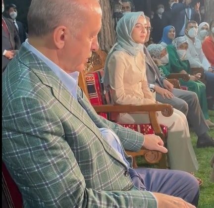 Cumhurbaşkanı Erdoğan, şiirini dinlerken gözyaşlarını tutamadı