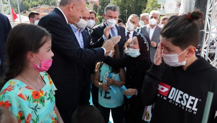 Cumhurbaşkanı Erdoğan’ın yanına geçebilmek için göz yaşlarını tutamadı