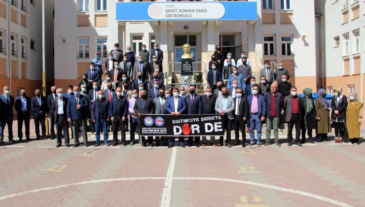 Darp edilen okul müdürüne destek