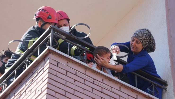 Demir parmaklıklara kafası sıkışan çocuğu itfaiye ekipleri kurtardı