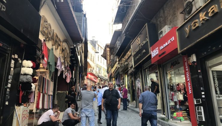 Dengesini kaybetti klimayla birlikte aşağı düştü, yaşlı kadın son anda kurtuldu