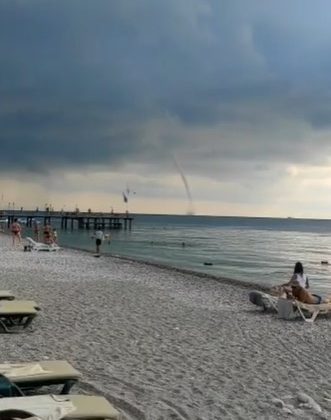 Denizde çıkan hortumu, film izler gibi seyrettiler