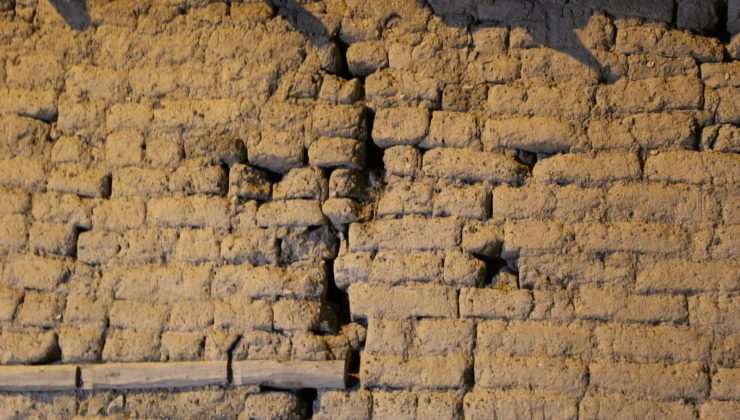 Deprem sonrası ağır hasarlı tespit edilen evdeki 10 kişi çadıra yerleştirildi