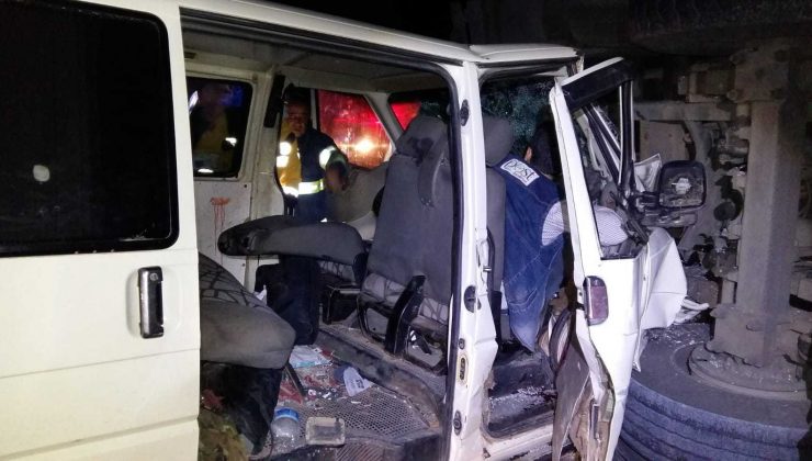 Devrilen kamyona panelvan araca çarptı: 6 yaralı