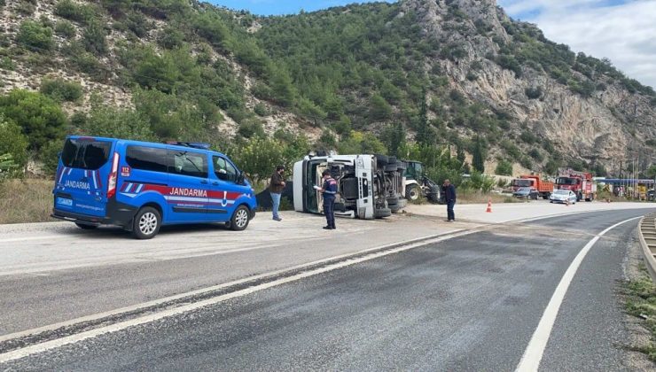 Devrilen tırın sürücüsü yaralandı