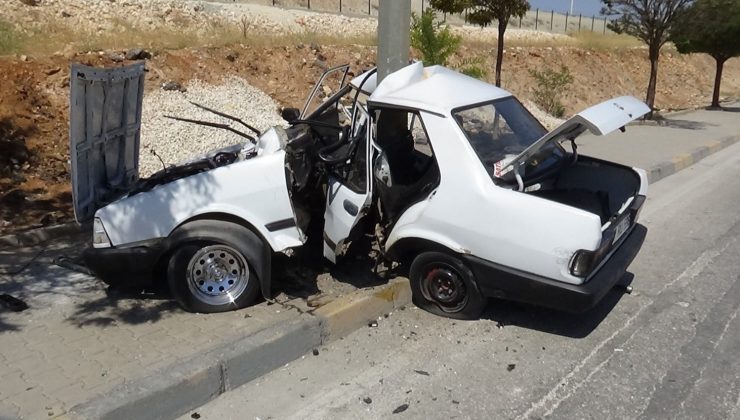 Direğe çarpan araç kağıt gibi ikiye katlandı