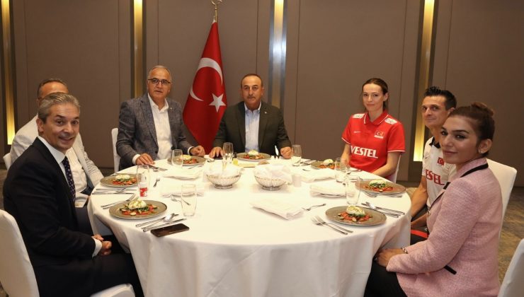 Dışişleri Bakanı Çavuşoğlu, Belgrad’da Filenin Sultanları’yla buluştu