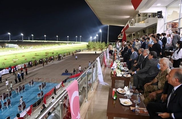 Diyarbakır Hipodromunda gece yarışları jandarma kupasıyla başladı