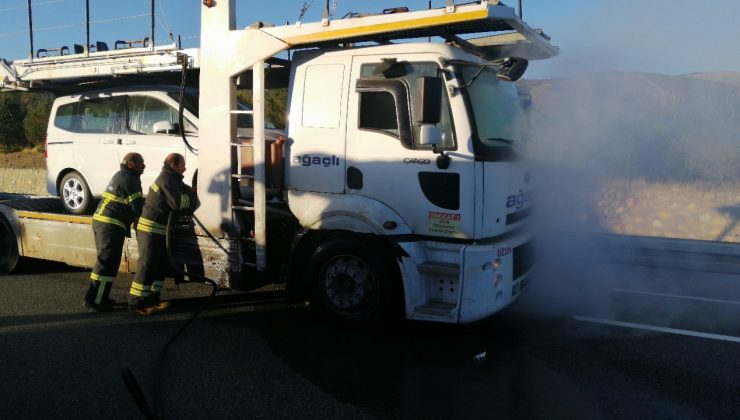 Dorsesinde otomobil yüklü tırda çıkan yangın korkuya neden oldu