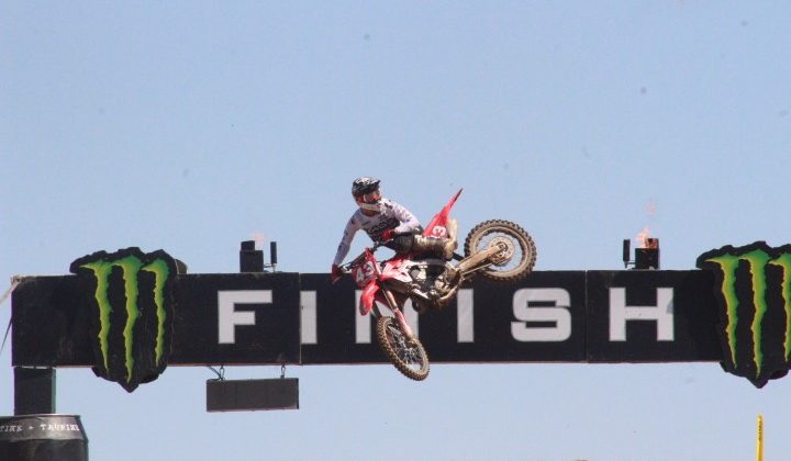 Dünya Motokros Şampiyonasında ilk gün nefes kesti