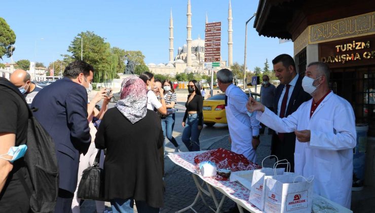 Dünya Turizm Günü’nde vatandaşlara kavala kurabiyesi ve tava ciğer ikram edildi