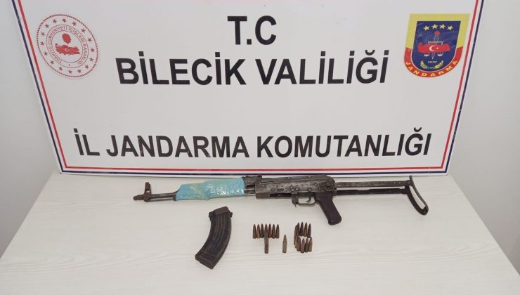 Durdurulan araçtan kalaşnikof silah çıktı