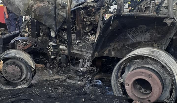 Egzozdan çıkan kıvılcım traktörü kül etti