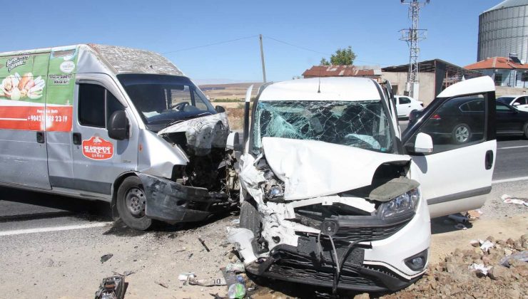 Elazığ’da hafif ticari araç ile minibüs kafa kafaya çarpıştı: 4 yaralı