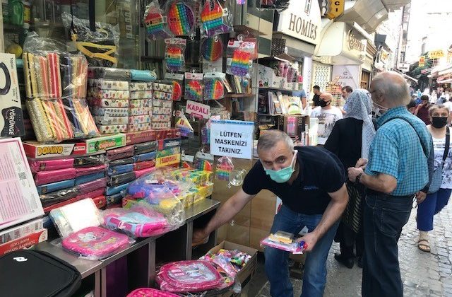 Eminönü’nde okul alışverişi heyecanı