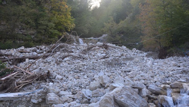 Erfelek Tatlıca Şelaleleri selin getirdiği molozlarla doldu
