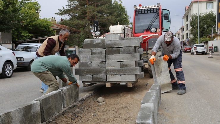 Erzincan’da yol yapım ve onarım çalışmaları devam ediyor