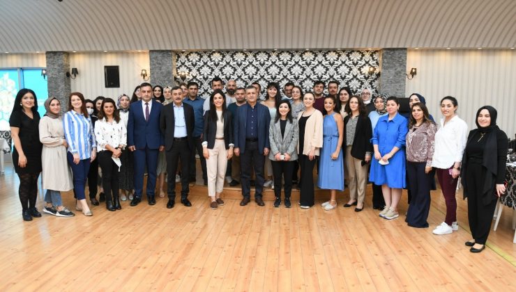 Esenyurt Belediye Başkanı Bozkurt üniversiteyi kazanan gençlerle buluştu