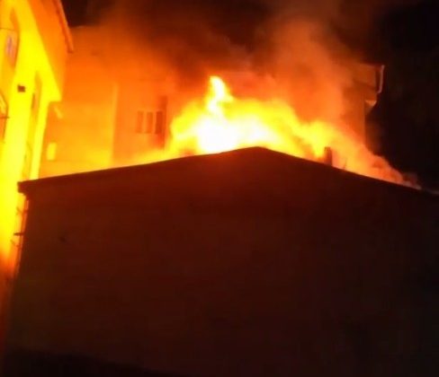 Esenyurt’ta düğünde atılan havai fişek çatıya düştü, çatı alev alev yandı