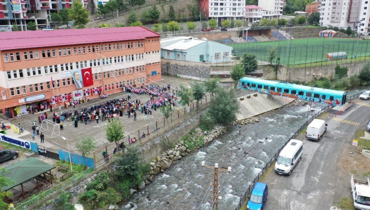 Eski ve hurda haldeydi, öğrencilerin Gönül Köprüsü oldu