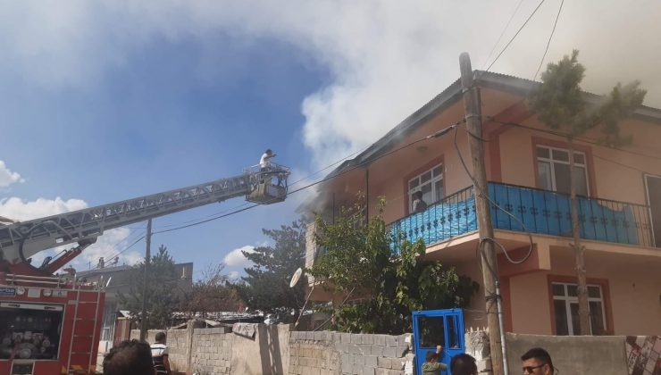 Evin çatısındaki yangın paniğe neden oldu