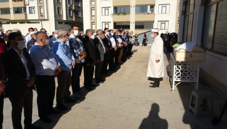 Evinde ölü bulunan Meral hemşire toprağa verildi