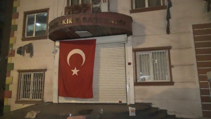 Evlat nöbetindeki aileler HDP il binasına dev Türk bayrağı asıp evlatlarını istedi