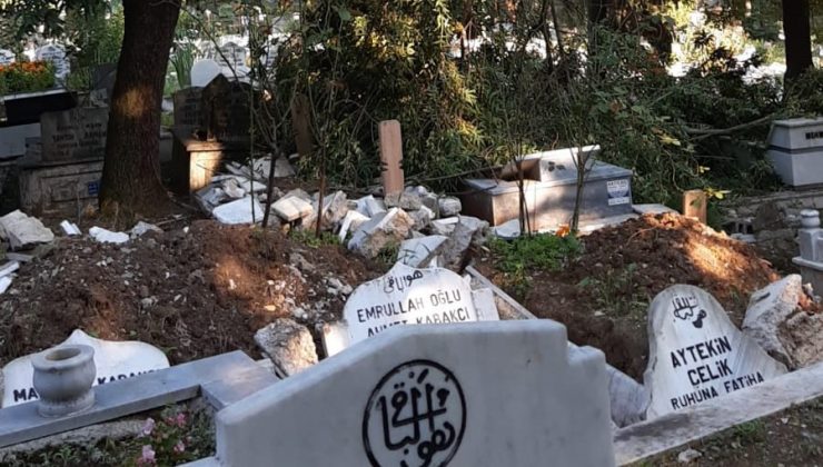 Fırtınanın devirdiği ağaçlar mezarlara zarar verdi