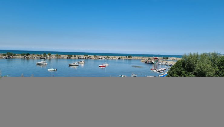 Fırtınanın getirdiği kum yüzünden balıkçı tekneleri limana yanaşamıyor