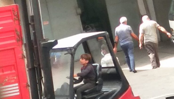 Forklift kullanan çocuk sürücü kamerada