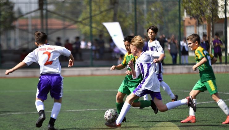 Futbolun yıldızları Osmangazi’de sahaya çıktı