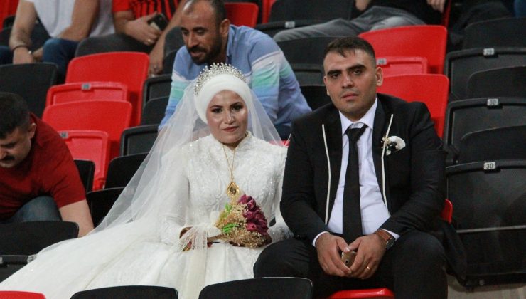 Gaziantep FK-Antalyaspor maçında gelin-damat sürprizi