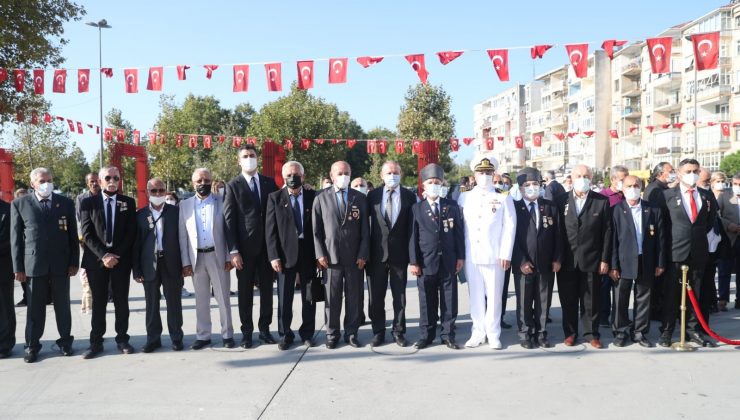 Gaziler Günü dolayısı ile Kartal’da Atatürk Anıtı’na çelenk sunuldu