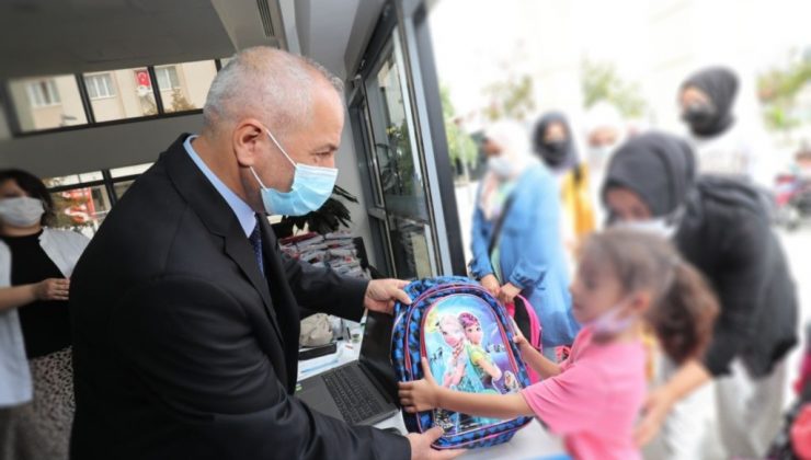 Gebzeli çocuklara kırtasiye seti hediyesi