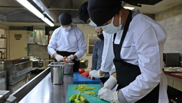 Geleceğin turizmcileri taşımalı sistem okullarının sıcak yemek ihtiyacını karşılıyor