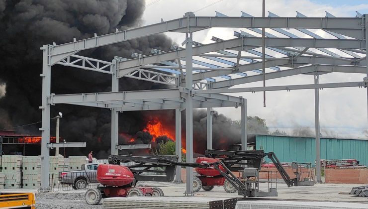 Geri dönüşüm tesisinde çıkan yangına müdahale sürüyor