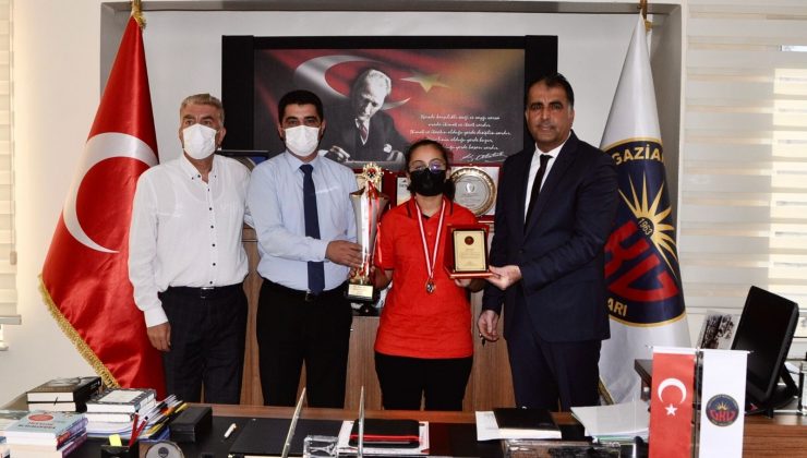 GKV’li satranç şampiyonları ödüllendirildi