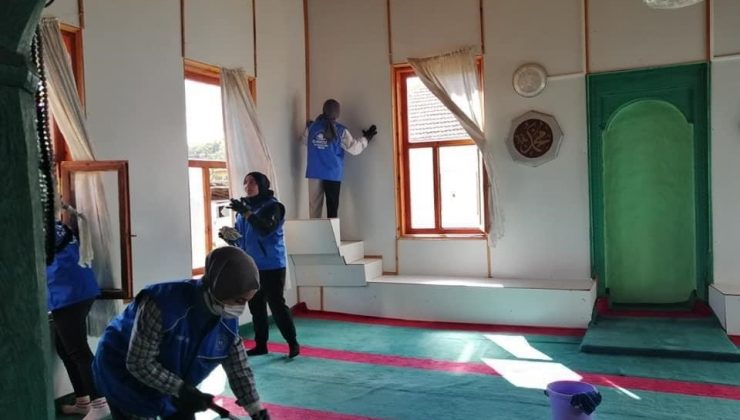 Gönüllü gençler cami temizliği yaptı