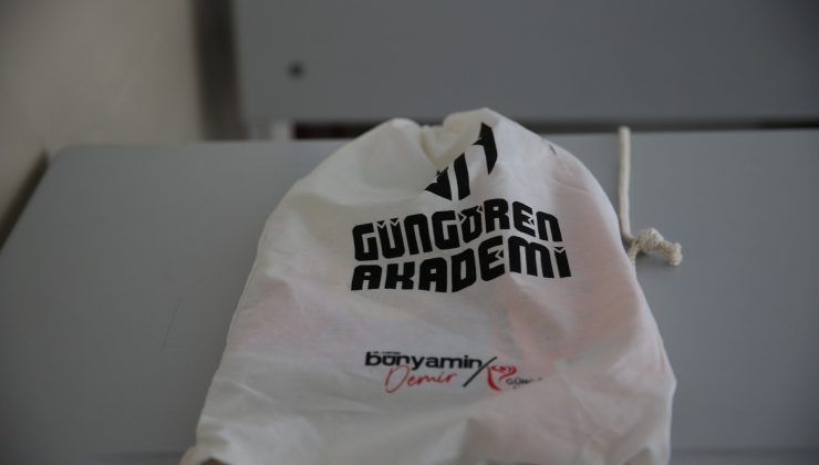 Güngören Belediyesi’nden öğrencilerin yüzünü güldüren kırtasiye paketi