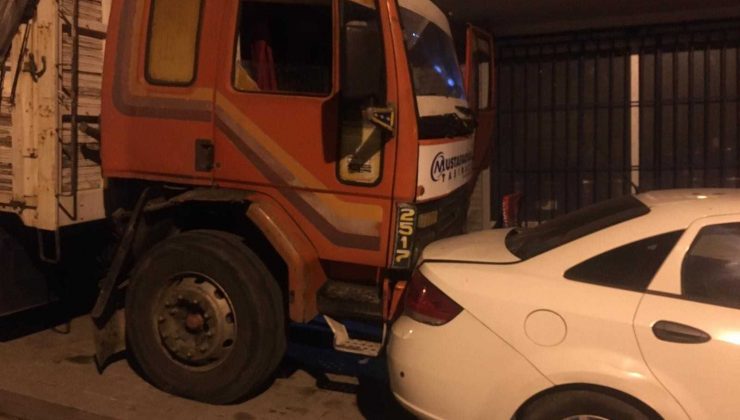 Güngören’de freni boşalan kamyon 8 araca çarparak durabildi