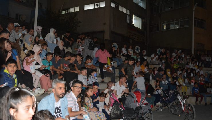 Hakkari’de açık hava sineme günlerine yoğun ilgi