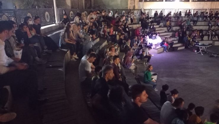 Hakkarililerin açık hava sinema keyfi devam ediyor