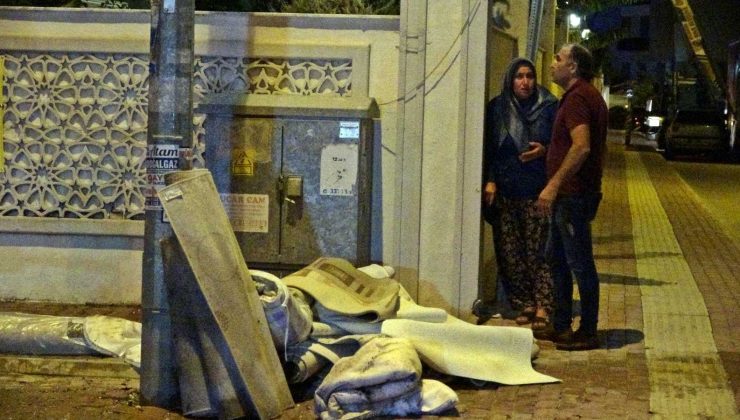 Halı yıkama firmasına ait minibüs ve içindeki halılar alev alev yandı