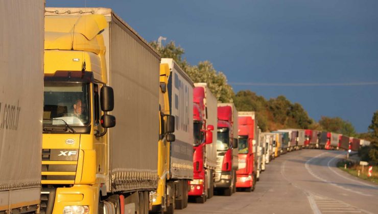 Hamzabeyli Sınır Kapısı’nda 25 kilometrelik tır kuyruğu oluştu